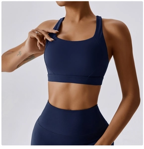 Dettaglio del reggiseno sportivo ad alto supporto con tessuto traspirante e dorso a vogatore