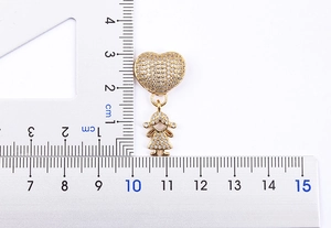Misurazione dettagliata di un ciondolo a cuore e bambina in oro 18k con zirconi bianchi
