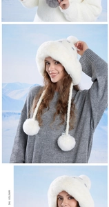 Dettaglio del cappello invernale in peluche bianco con pompon e paraorecchie per il caldo