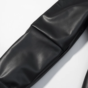 Vue détaillée de la texture de la manche en cuir noir avec un léger éclat brillant