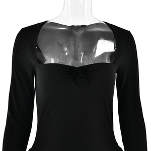 Détail de robe à col carré avec empiècement transparent et petit nœud sur mannequin