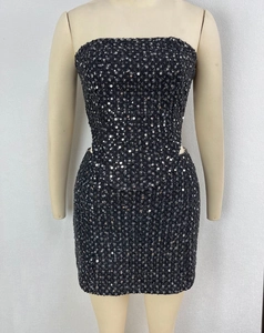Détail de la mini-robe bustier à paillettes noires avec découpes à la taille