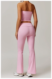 Vue arrière d'un ensemble de yoga rose avec haut dos nu et pantalon évasé