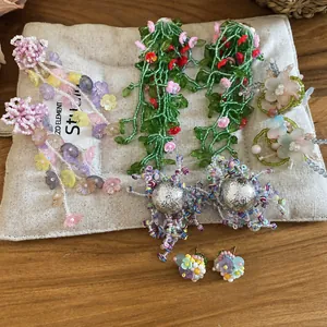 Pendientes de flores hechos a mano con cuentas de cristal de colores y agujas de plata