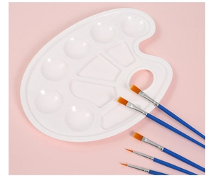 Set artistico per bambini con tavolozza bianca e 5 pennelli blu su fondo rosa