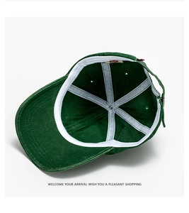 Dettaglio interno di un cappello da baseball vintage in cotone lavato verde con fodera