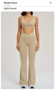 Détail de l'ensemble de yoga beige avec brassière en V et pantalon évasé croisé