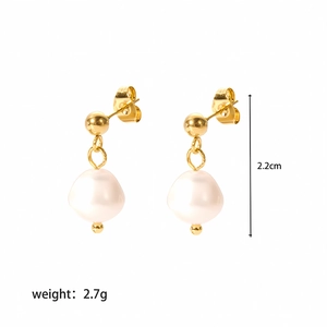 Detailed view of 18k gold stainless steel hoop earrings with pearls, 2.2cm height and 2.7g
