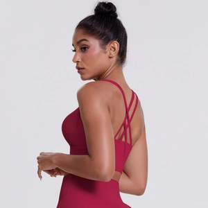 Dettaglio del reggiseno sportivo bordeaux con eleganti spalline incrociate sulla schiena