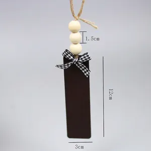 Étiquettes de Noël en bois avec ardoise, nœud à carreaux et perles pour la décoration
