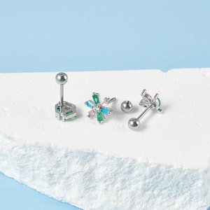 Dettagli macro di orecchini a lobo a fiore in argento con zirconi marquise verdi e rosa