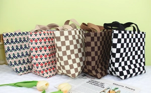 Détails de sacs cabas en velours côtelé avec motifs à carreaux et fleurs et boutons pression