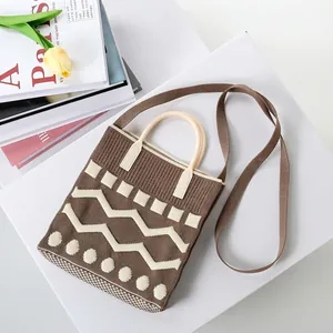 Böhmische Stricktasche mit geometrischem Muster und runden Griffen im 45-Grad-Winkel gezeigt