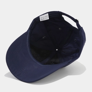 Détail de l'intérieur en maille respirante et boucle métallique de la casquette marine