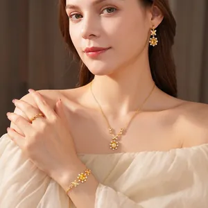 Elegantes Vintage-Schmuckset mit gelbem Zirkon-Blumendesign auf einem weiblichen Model