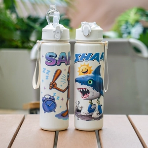 Deux bouteilles d'eau à paille avec motifs cartoon sur une surface en bois