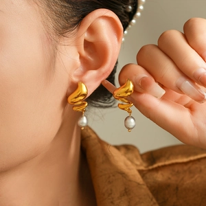 Orecchini a spirale vintage francesi in acciaio placcato oro 18k con perle d'acqua dolce