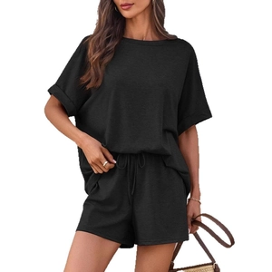 Sommerliches Damen-Freizeitset bestehend aus schwarzem Kurzarm-T-Shirt und Tunnelzug-Shorts