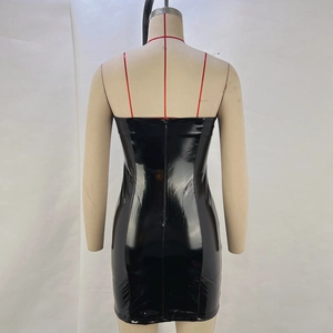 Détail d'une mini-robe en PU noir brillant montrant le zip invisible et la coupe ajustée