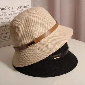 Chic bob en tricot pour femmes en beige et noir avec lanières en cuir élégantes