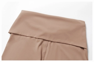Gros plan du pantalon de yoga taille haute avec ceinture repliée offrant un soutien optimal