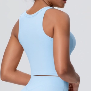 Detailaufnahme des Racerback-Designs dieses hellblauen nahtlosen Yoga-Sport-BHs für Damen