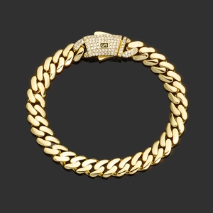Dettaglio del bracciale cubano in oro 14K con chiusura impreziosita da diamanti