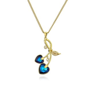 Gouden kersen hanger ketting met diepblauwe hartstenen en fonkelende kristallen bladaccent