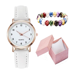 Orologio al quarzo luminoso con cinturino in pelle bianca e bracciale in un regalo