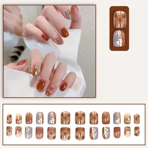 Détail des faux ongles A683 avec texture ambre, feuille d'or et finition gris mat