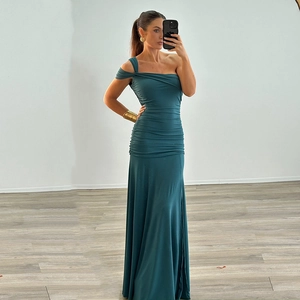 Robe longue élégante vert foncé à une épaule avec corsage froncé et fente latérale haute