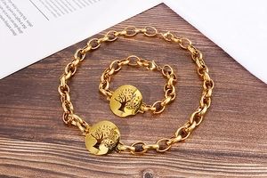Dettaglio del pendente Albero della Vita dorato su set di collana e bracciale a maglie