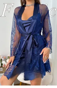 Détail d'un peignoir en dentelle bleu foncé avec bordure en satin et fleurs
