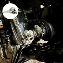 Dettaglio della testa della chiave per moto a teschio argento sul commutatore d'accensione