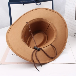 Detailansicht brauner Filz-Cowboyhut mit verstellbarem Windschutzseil und breiter Krempe