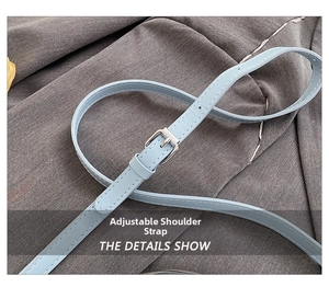 Détail de la bandoulière réglable en cuir bleu clair avec boucle argentée pour sacs