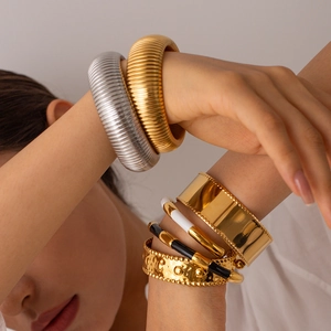 Elegante goldene und silberne elastische Schlangenkette Armbänder im Set für Damen mit Struktur