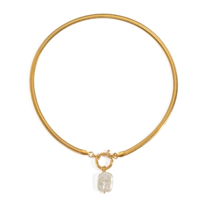 Collier chaîne serpent dorée avec pendentif perle baroque naturelle sur fond blanc