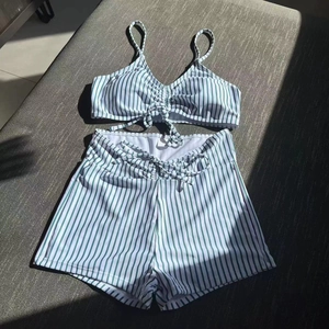 Dettaglio del set bikini a righe bianche e verdi con pantaloncini a vita alta