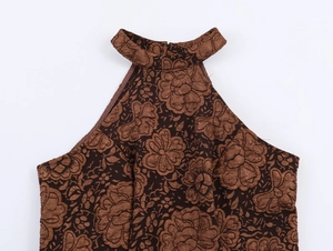 Détail du motif floral gaufré marron sur robe dos nu sans manches au style rétro