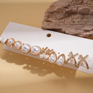 Set di 12 orecchini vintage dorati con perle e strass su supporto in legno naturale