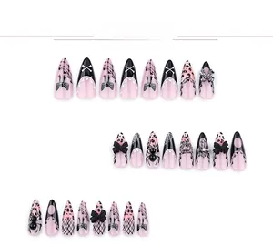 Dettagli di unghie finte stiletto gotiche con stampa leopardata rosa e ragni 3D