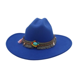 Détail du chapeau en laine bleu roi avec ruban ethnique perlé et pierre turquoise