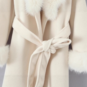 Cappotto lungo in lana bianco crema con collo in pelliccia sintetica e cintura in vita