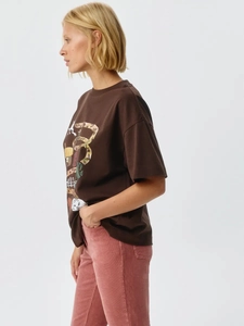 Καφέ βαμβακερό t-shirt με καλλιτεχνικό σχέδιο και ροζ κοτλέ παντελόνι