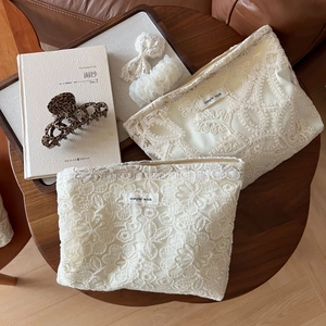 Détails de trousses en dentelle blanche et accessoires de coiffure sur une table en bois