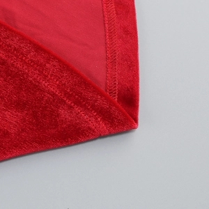 Gros plan sur le tissu en velours rouge montrant les coutures et la texture douce