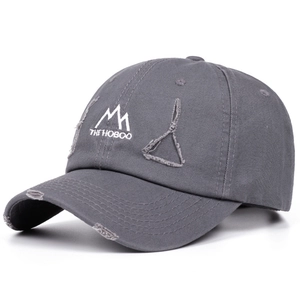 Détail de la casquette de baseball gris foncé avec broderie montagne et tissu usé