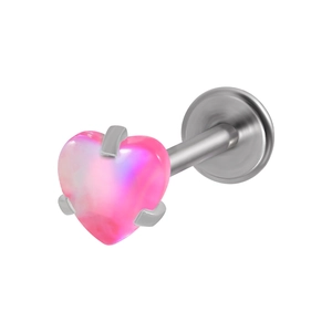 Détail d'un piercing labret avec pierre cœur rose pailletée et monture argentée à griffes