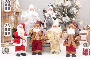 Gros plan de diverses figurines de Père Noël de 30cm avec des textures et détails festifs